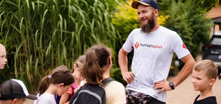 Czym się różni półkolonia od obozu? I co wybrać dla dziecka?