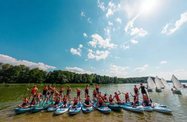 Pierwszy obóz Twojego dziecka? Sprawdź, jak przygotować swoją pociechę krok po kroku!