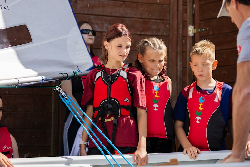 Czy na obozie sportowym 2025 wychowawca może podawać leki dziecku - Human Sport