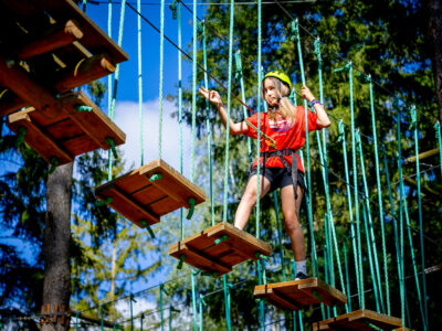 Dziewczynka na parku linowym. Zabawa na wysokości, aktywny wypoczynek.