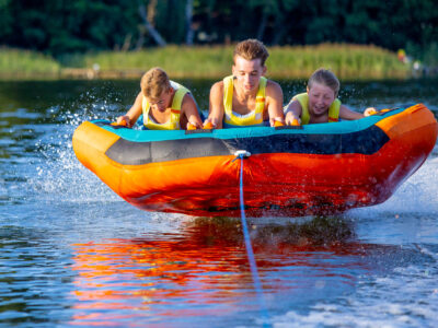 Dzieci na pontonie wodnym, radość i zabawa na jeziorze.