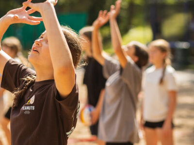 Dziewczyna gra w siatkówkę plażową.