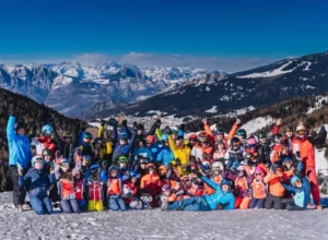 Grupa narciarzy w górach. Radosna, zimowa przygoda.