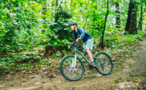 Chłopiec na rowerze w lesie. Jazda na rowerze, aktywny wypoczynek, las.