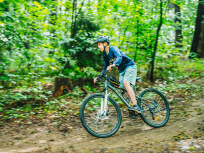 Chłopiec na rowerze w lesie. Jazda na rowerze, aktywny wypoczynek, las.