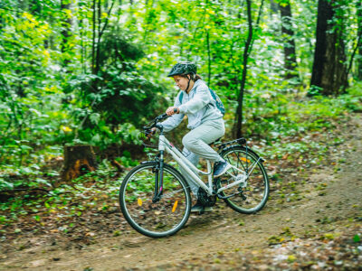 Dziewczynka na rowerze w lesie. Jazda na rowerze, aktywny wypoczynek, natura.