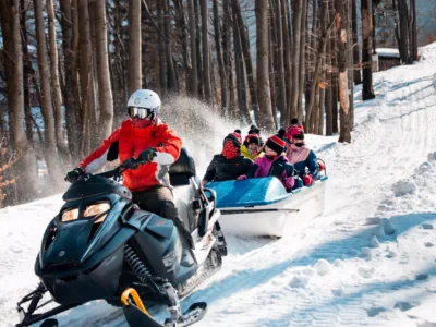 Zimowa przejażdżka skuterem śnieżnym z pasażerami w przyczepie. Przygoda na śniegu!
