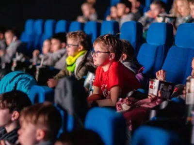 Dzieci w kinie oglądają film.