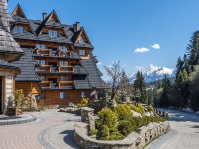 Drewniany dom góralski z widokiem na Tatry. Idealne miejsce na wypoczynek w górach.