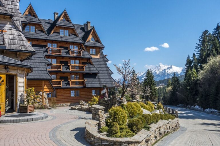 Drewniany dom góralski z widokiem na Tatry. Idealne miejsce na wypoczynek w górach.
