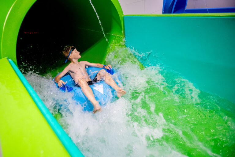 Zjazd na zjeżdżalni wodnej.