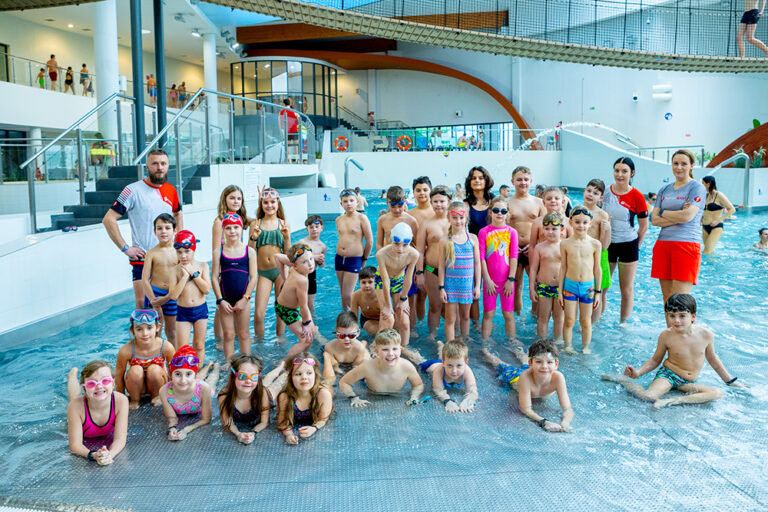 Grupa dzieci na nauce pływania z HumanSport