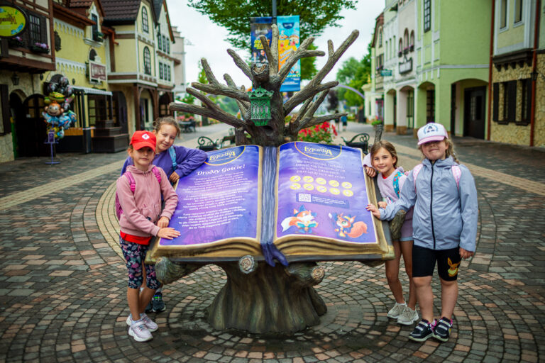 Dzieci przy magicznej księdze w Legendii. Odkryj tajemnice parku rozrywki!