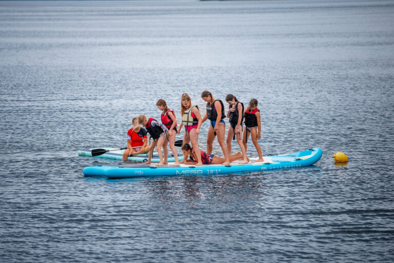 Dzieci na desce SUP. Zabawy wodne, lato, aktywność.