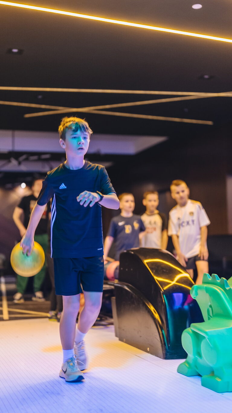 Chłopiec gra w kręgle.