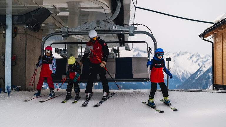 Dzieci na nartach pod wyciągiem. Nauka jazdy na nartach dla dzieci.
