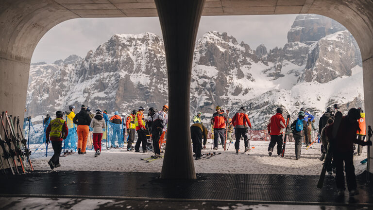 Narciarze czekają na stokach w górach.