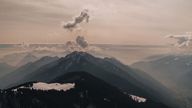 Majestatyczne góry w chmurach. Widok z lotu ptaka na zimowy krajobraz.