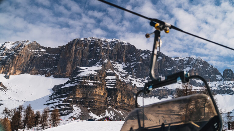 Widok z kolejki linowej na ośnieżone góry.