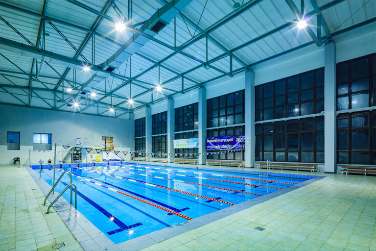 Basen sportowy z torami i oświetleniem. Idealne miejsce do pływania i treningów.