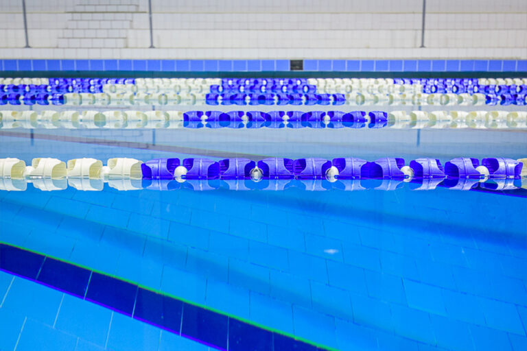Basen pływacki z niebieskimi i białymi torami. Idealny do treningów i zawodów.