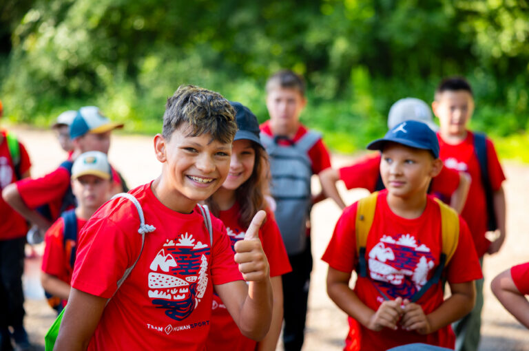 Dzieci w czerwonych koszulkach na obozie multisportowym