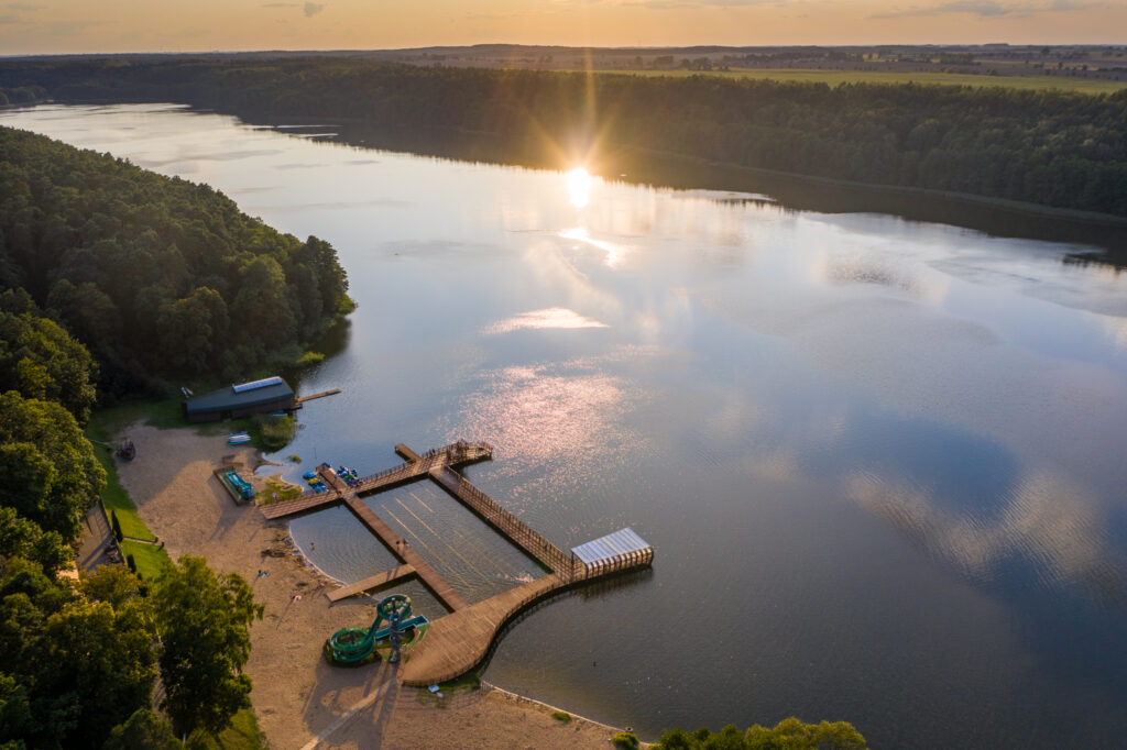 Obóz nad rzeką Lidzbark przy zachodzie słońca na Mazurach